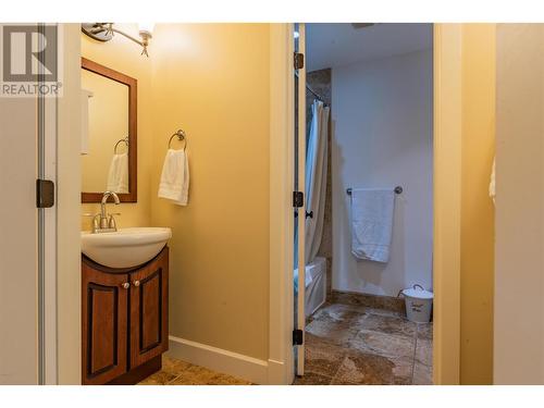 539 Blake Court, Warfield, BC - Indoor Photo Showing Bathroom