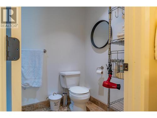 539 Blake Court, Warfield, BC - Indoor Photo Showing Bathroom