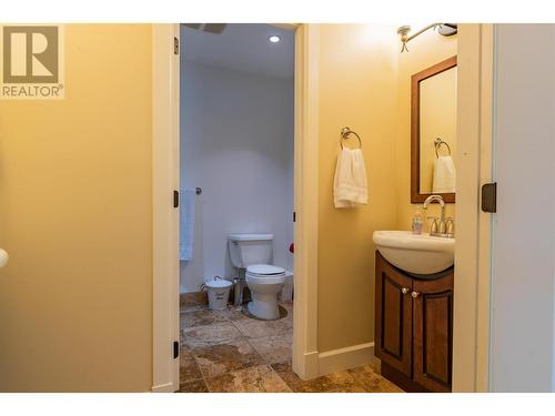 539 Blake Court, Warfield, BC - Indoor Photo Showing Bathroom