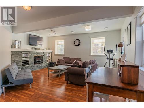 539 Blake Court, Warfield, BC - Indoor Photo Showing Living Room With Fireplace