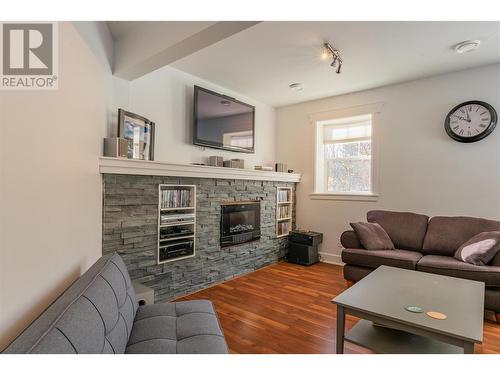 539 Blake Court, Warfield, BC - Indoor Photo Showing Living Room With Fireplace