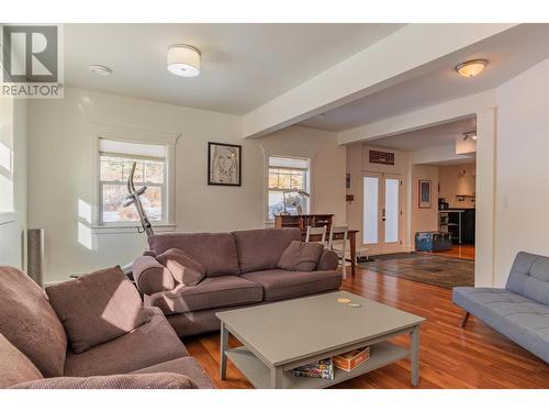 539 Blake Court, Warfield, BC - Indoor Photo Showing Living Room