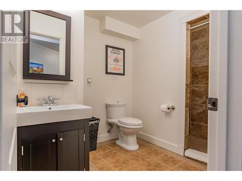 539 Blake Court, Warfield, BC - Indoor Photo Showing Bathroom