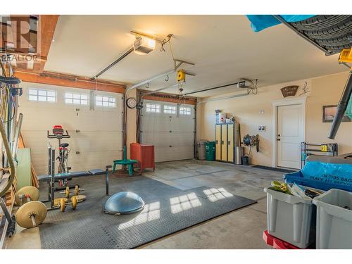 539 Blake Court, Warfield, BC - Indoor Photo Showing Garage