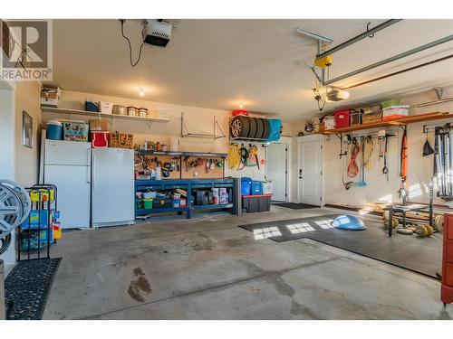 539 Blake Court, Warfield, BC - Indoor Photo Showing Garage