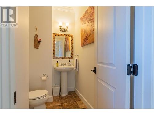 539 Blake Court, Warfield, BC - Indoor Photo Showing Bathroom