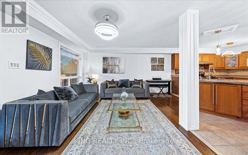 117 Banbrooke Crescent, Newmarket, ON - Indoor Photo Showing Living Room