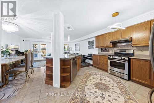 117 Banbrooke Crescent, Newmarket, ON - Indoor Photo Showing Kitchen