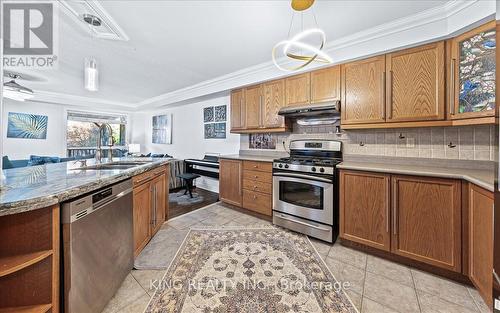 117 Banbrooke Crescent, Newmarket, ON - Indoor Photo Showing Kitchen