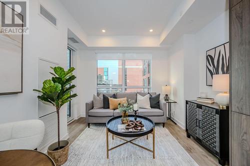 910 - 108 Peter Street, Toronto, ON - Indoor Photo Showing Living Room