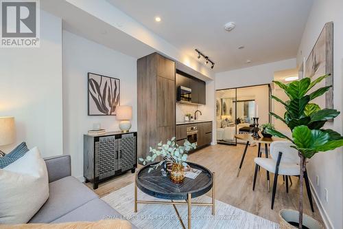 910 - 108 Peter Street, Toronto, ON - Indoor Photo Showing Living Room