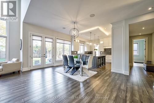 390 Sandhurst Drive, Oakville, ON - Indoor Photo Showing Living Room