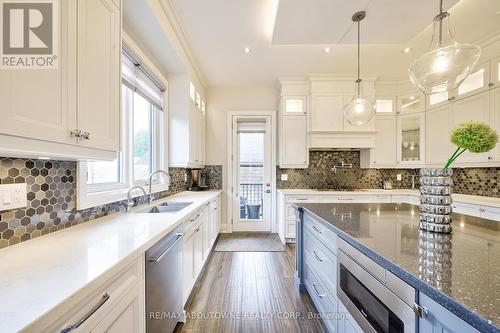 390 Sandhurst Drive, Oakville, ON - Indoor Photo Showing Kitchen With Double Sink With Upgraded Kitchen