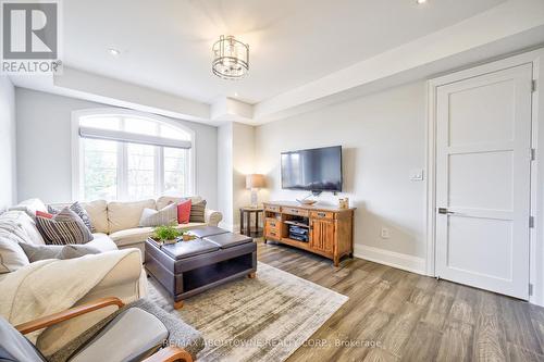 390 Sandhurst Drive, Oakville, ON - Indoor Photo Showing Living Room