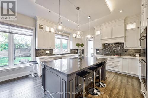 390 Sandhurst Drive, Oakville, ON - Indoor Photo Showing Kitchen With Double Sink With Upgraded Kitchen