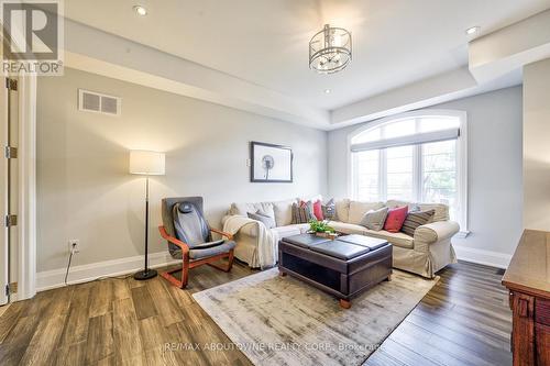 390 Sandhurst Drive, Oakville, ON - Indoor Photo Showing Living Room