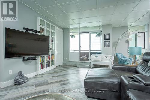 1504 - 5250 Lakeshore Road, Burlington, ON - Indoor Photo Showing Living Room