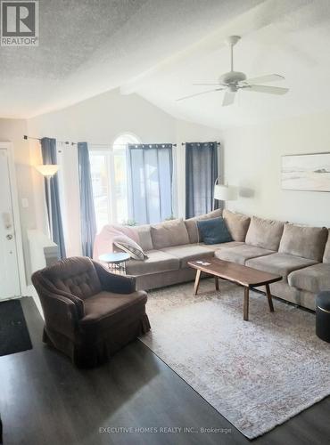 125 Municipal Street, Guelph, ON - Indoor Photo Showing Living Room