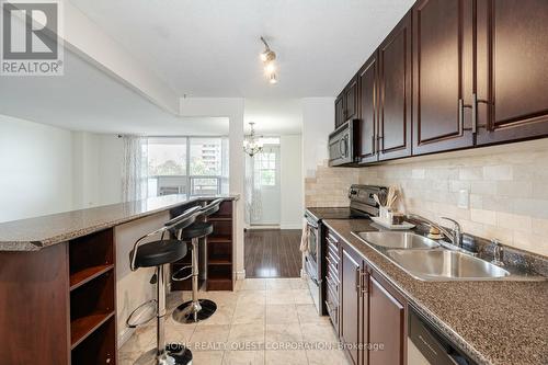 403 - 3120 Kirwin Avenue, Mississauga, ON - Indoor Photo Showing Kitchen With Double Sink