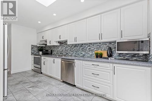 1204 Potters Wheel Crescent, Oakville, ON - Indoor Photo Showing Kitchen With Upgraded Kitchen