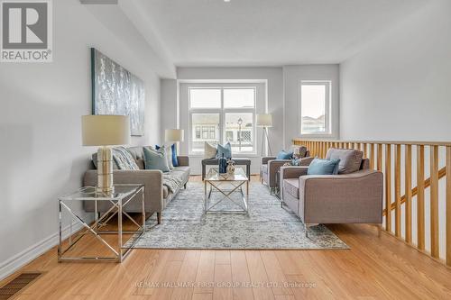 353 Okanagan Path, Oshawa, ON - Indoor Photo Showing Living Room