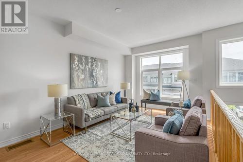 353 Okanagan Path, Oshawa, ON - Indoor Photo Showing Living Room