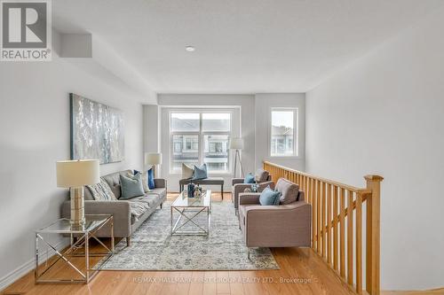 353 Okanagan Path, Oshawa, ON - Indoor Photo Showing Living Room