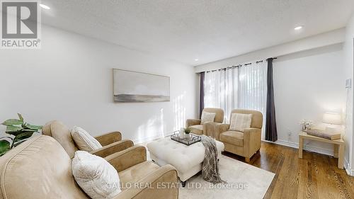 103 Vanzant Court, Whitchurch-Stouffville, ON - Indoor Photo Showing Living Room