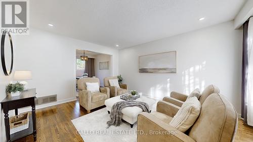 103 Vanzant Court, Whitchurch-Stouffville, ON - Indoor Photo Showing Living Room