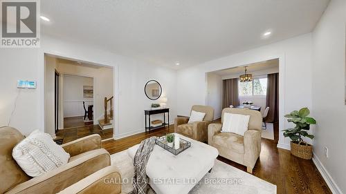 103 Vanzant Court, Whitchurch-Stouffville, ON - Indoor Photo Showing Living Room