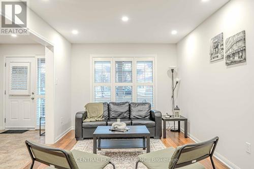 340 Carlissa Run, Newmarket, ON - Indoor Photo Showing Living Room