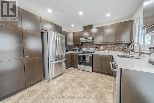 340 Carlissa Run, Newmarket, ON - Indoor Photo Showing Kitchen With Double Sink With Upgraded Kitchen