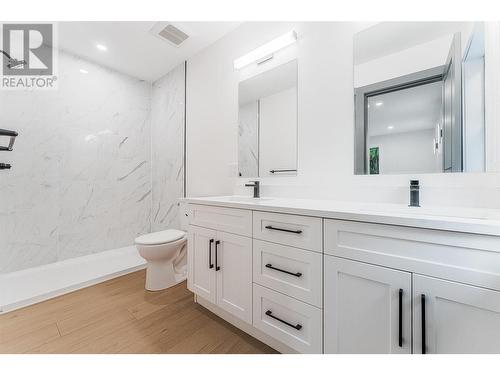 7418 Crowfoot Drive, Anglemont, BC - Indoor Photo Showing Bathroom