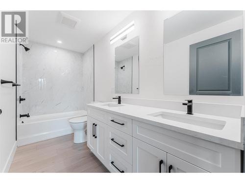 7418 Crowfoot Drive, Anglemont, BC - Indoor Photo Showing Bathroom