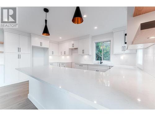 7418 Crowfoot Drive, Anglemont, BC - Indoor Photo Showing Kitchen