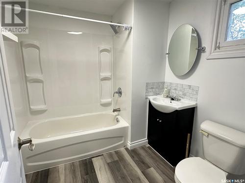 200 South Road, Midale, SK - Indoor Photo Showing Bathroom