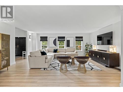 878 Hammer Avenue, Kelowna, BC - Indoor Photo Showing Living Room