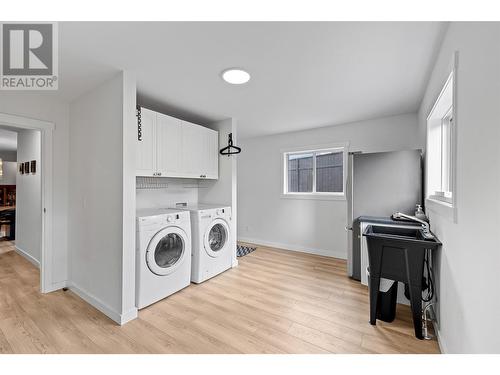 878 Hammer Avenue, Kelowna, BC - Indoor Photo Showing Laundry Room