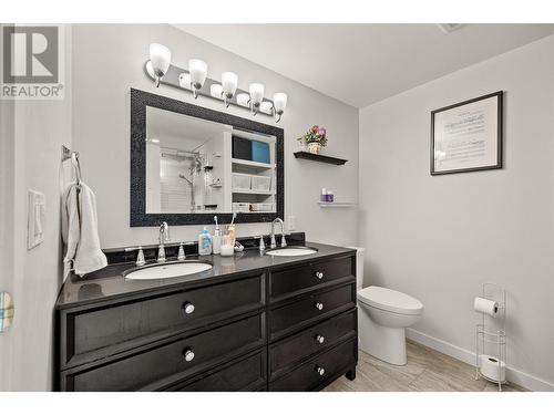 878 Hammer Avenue, Kelowna, BC - Indoor Photo Showing Bathroom