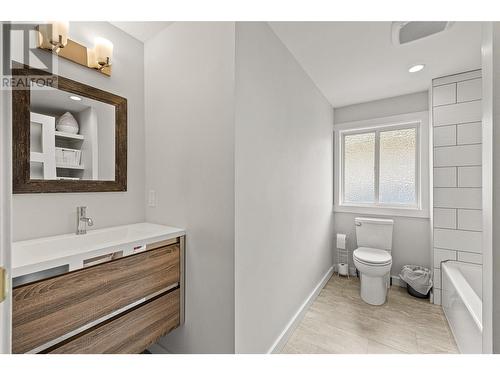 878 Hammer Avenue, Kelowna, BC - Indoor Photo Showing Bathroom