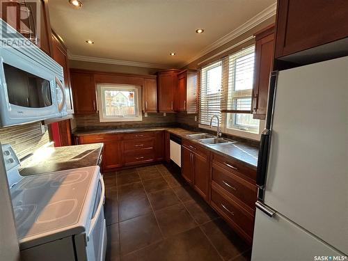 26 2Nd Avenue Se, Weyburn, SK - Indoor Photo Showing Kitchen With Double Sink