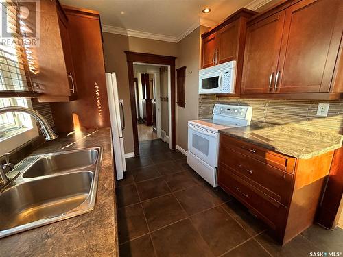 26 2Nd Avenue Se, Weyburn, SK - Indoor Photo Showing Kitchen With Double Sink