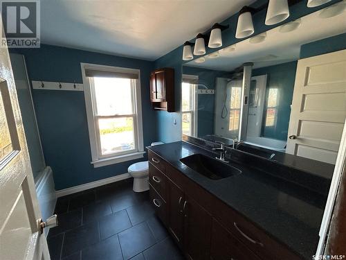 26 2Nd Avenue Se, Weyburn, SK - Indoor Photo Showing Bathroom