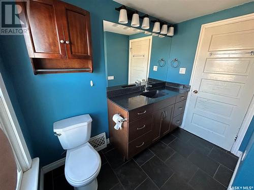 26 2Nd Avenue Se, Weyburn, SK - Indoor Photo Showing Bathroom