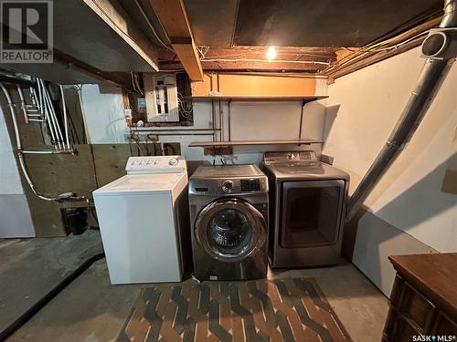 26 2Nd Avenue Se, Weyburn, SK - Indoor Photo Showing Laundry Room