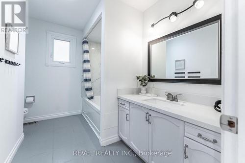 270 Rowntree Drive, Hamilton, ON - Indoor Photo Showing Bathroom