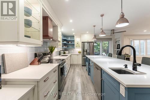 270 Rowntree Drive, Hamilton, ON - Indoor Photo Showing Kitchen With Upgraded Kitchen