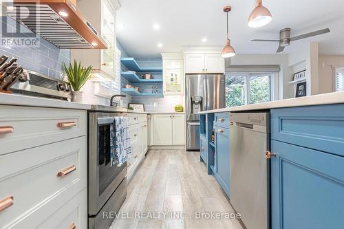 270 Rowntree Drive, Hamilton, ON - Indoor Photo Showing Kitchen With Upgraded Kitchen