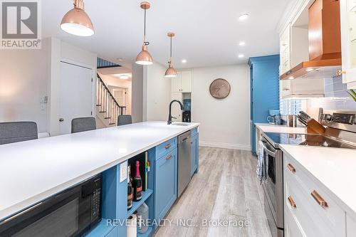 270 Rowntree Drive, Hamilton, ON - Indoor Photo Showing Kitchen With Upgraded Kitchen