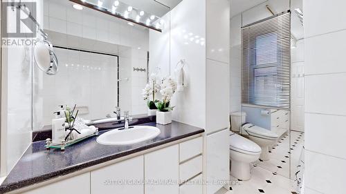 114 Lord Seaton Road, Toronto, ON - Indoor Photo Showing Bathroom